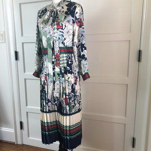 Silky patterned dress with pleated skirt